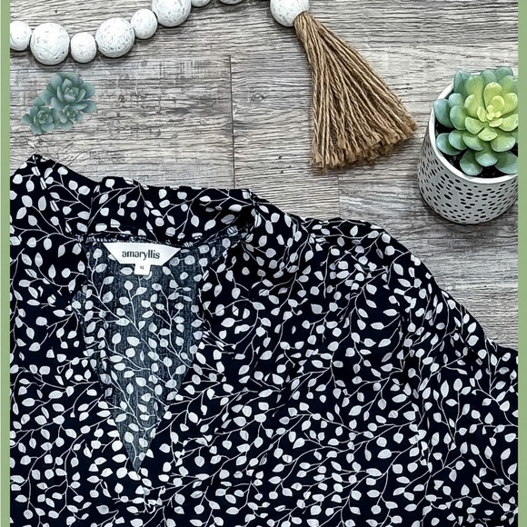 Amaryllis navy and white top - Picture 2 of 2